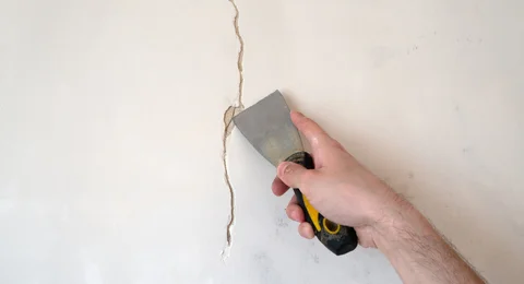 Barsten in pleisterwerk herstellen